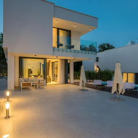 In With Swimming Pool