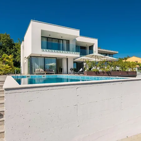 In With Swimming Pool Holiday home