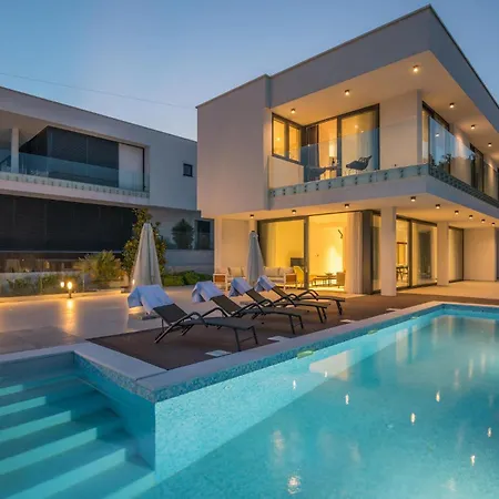 In With Swimming Pool Holiday home